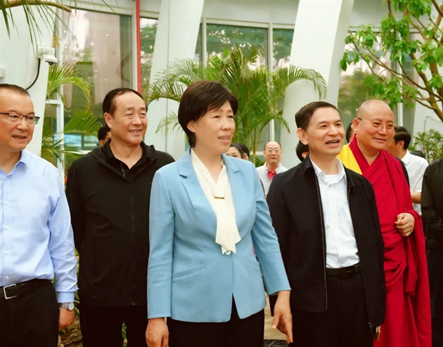 考察組在世園會主會場植物館考察展陳情況。記者 姜寒冬 攝.jpg